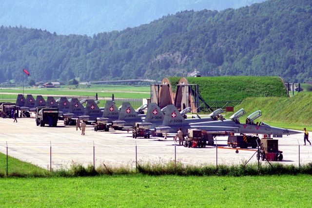 Northrop RF-5 Tigereye (J3208) - Back to the times of really impressive Tiger-Lineups at Meiringen ... from front to the back J-3208, J-3041, J-3065, J-3047, J-3070, J-3011, J-3051, J-3052, J-3029, J-3063 and J-3014 in active flight ops !