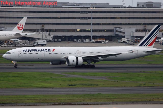 BOEING 777-300 (F-GSQM)