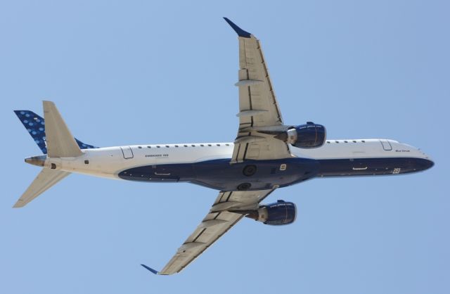 Embraer ERJ-190 (N265JB) - Blue Streak departs runway 36R to Hollywood Intl as JBU1123