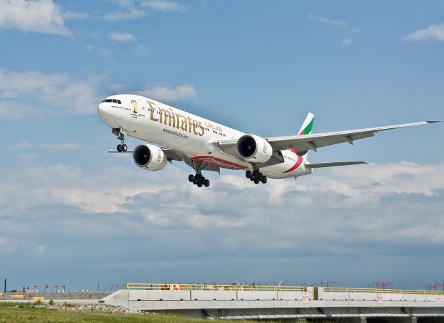 BOEING 777-300ER (A6-ECT) - Over the new 33L approach pier