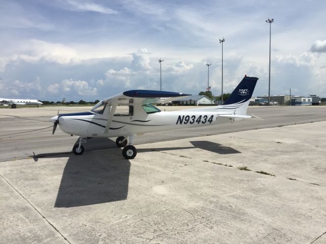 Cessna 152 (N93434) - New livery