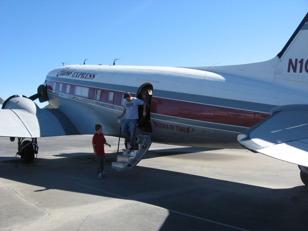 Douglas DC-3 (N103NA)