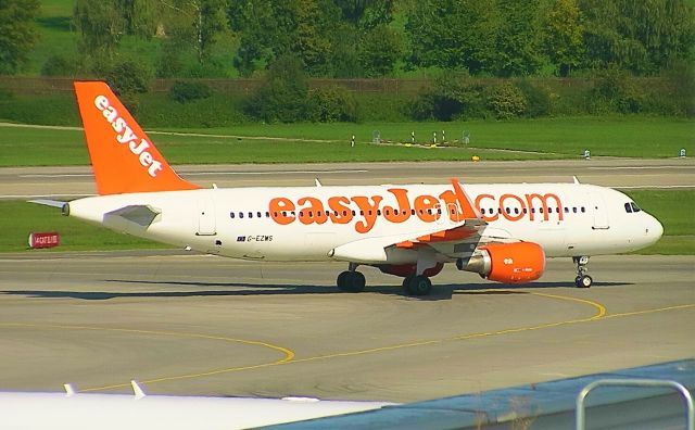 Airbus A320 (G-EZWS)