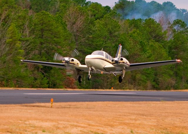 Beechcraft Baron (58) (N6683N)