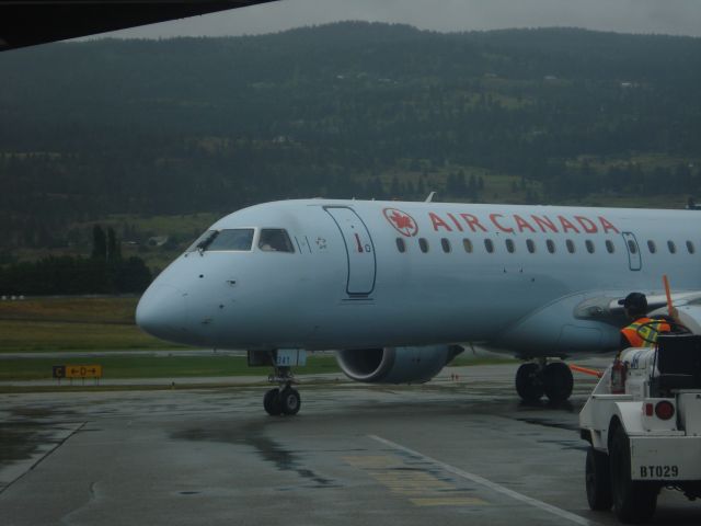 Embraer ERJ-190 (C-FNAN) - Air Canada Embraer 190-100 (C-FNAN  C/N 341)  taxiing into Gate 2 at CYLW.