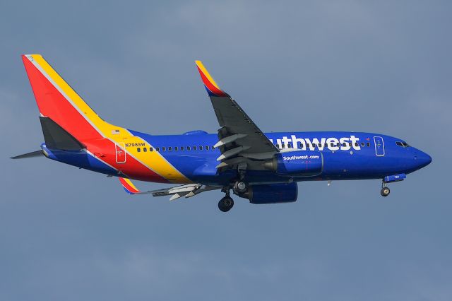 Boeing 737-700 (N798SW) - On final to RWY 1L.