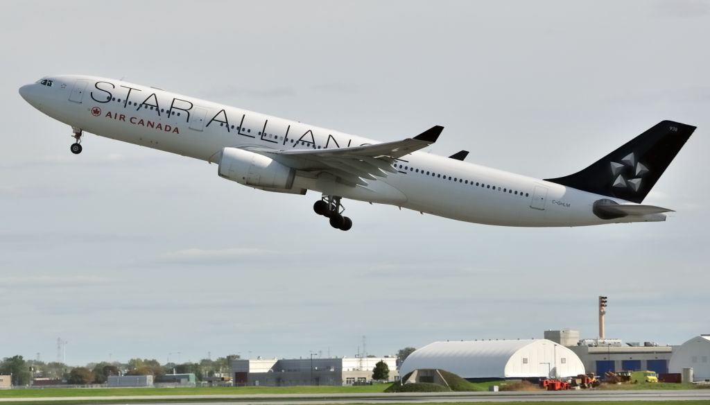 Airbus A330-300 (C-GHLM)