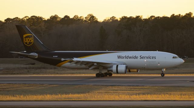 Airbus A300F4-600 (N159UP) - Beautiful 2004 built A300F4-622R arriving just before the sun disappeared.