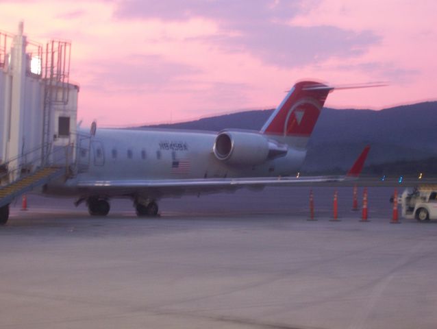 Canadair Regional Jet CRJ-200 (N8458A)