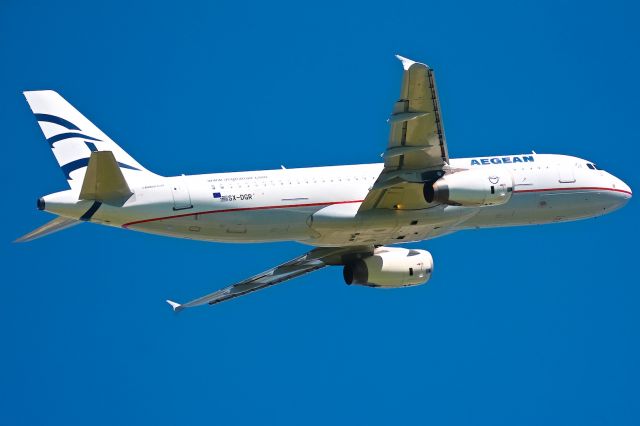Airbus A320 (SX-DGR)