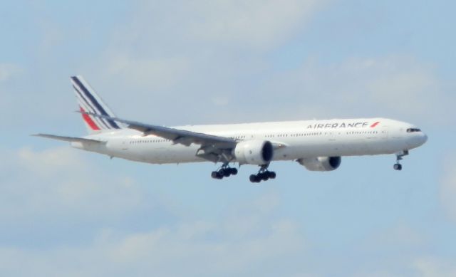 BOEING 777-300ER (F-GSQE)