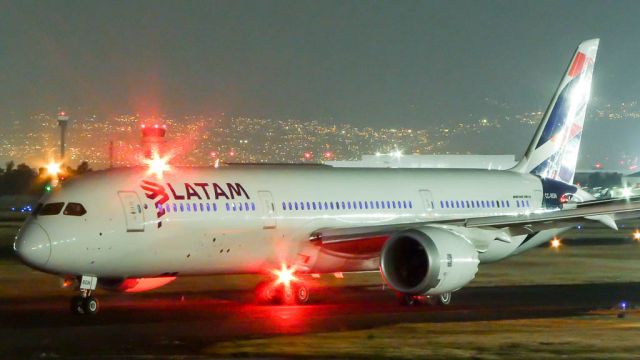 Boeing 787-9 Dreamliner (CC-BGN) - LAN 621 Heavy to SCEL...