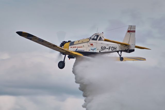 PZL-MIELEC Dromader (SP-FOH) - Firefighting PZL M-18 doing waterbomb-drop display