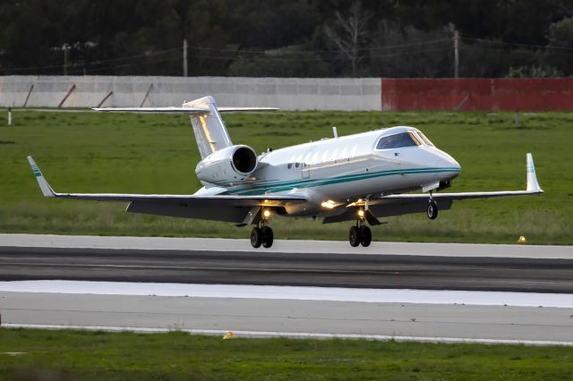 Learjet 45 (I-AVNG)
