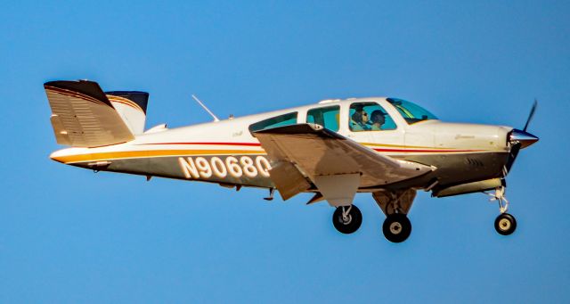 Beechcraft 35 Bonanza (N9068Q) - N9068Q 1970 BEECH V35B Bonanza s/n D-9199 - North Las Vegas Airport (IATA: VGT, ICAO: KVGT, FAA LID: VGT) November 17, 2018br /Photo: Tomás Del Coro