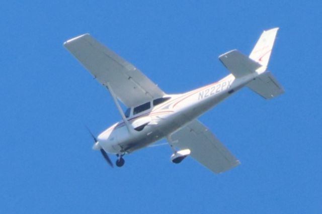 Cessna Skylane (N222PX) - N222PX Cessna Skylane 182P Lapacana LLC Survolant la ville de Lavaltrie QC. Le 29-09-2024 à 14:10.