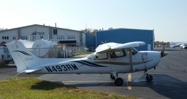 Cessna Skyhawk (N493RM) - Catching some tarmac time is this 1999 Cessna 172R Skyhawk in the Autumn of 2023.