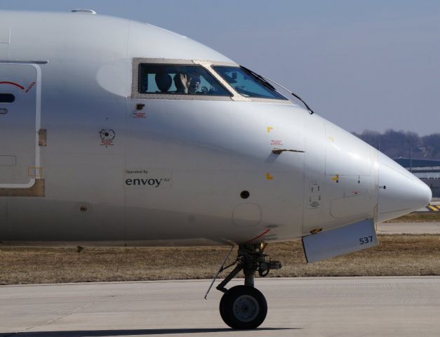 Canadair Regional Jet CRJ-700 (N537EA) - a friendly wave