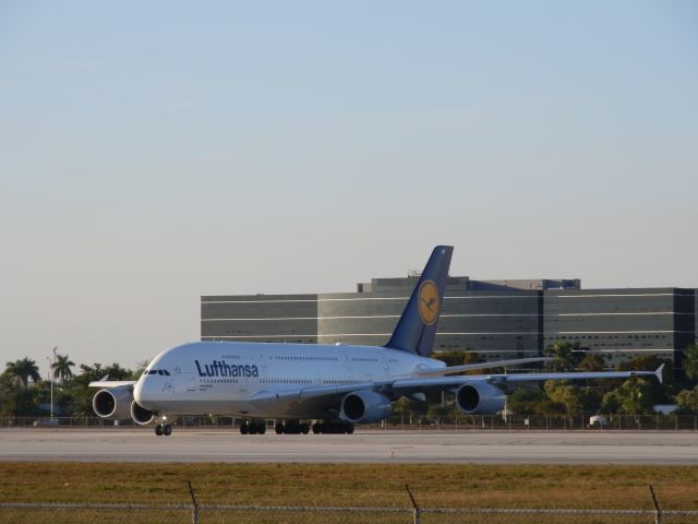 Airbus A380-800 (D-AIMB)