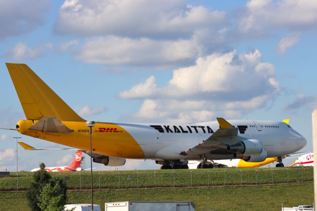 Boeing 747-400 (N743CK) - going to park from runway 18 center