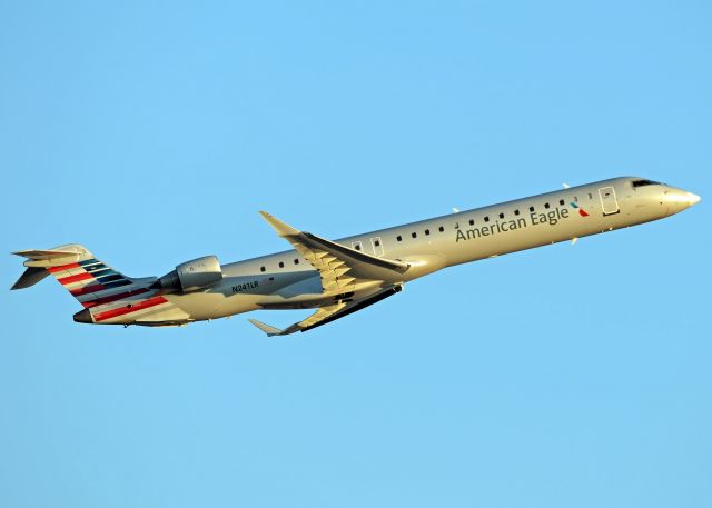 Canadair Regional Jet CRJ-900 (N241LR)