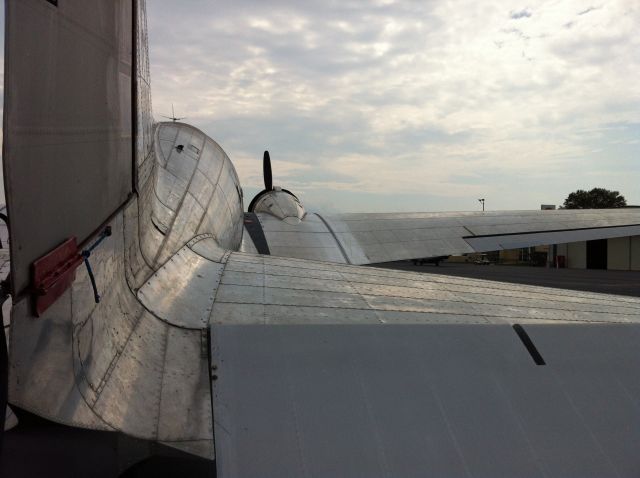 Douglas DC-3 (N36LH)