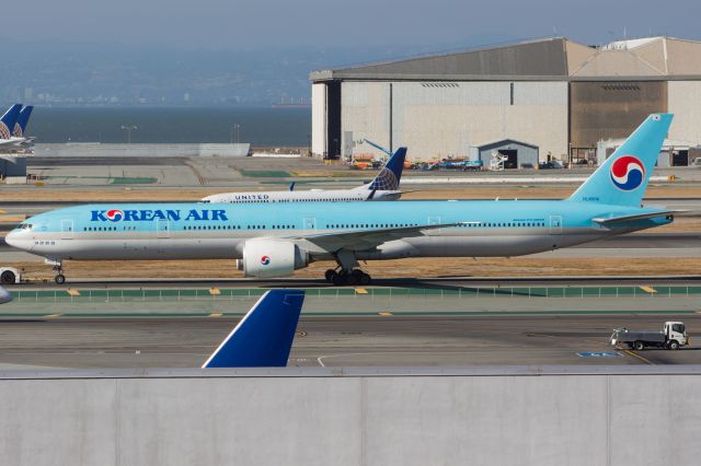 BOEING 777-300ER (HL8006)