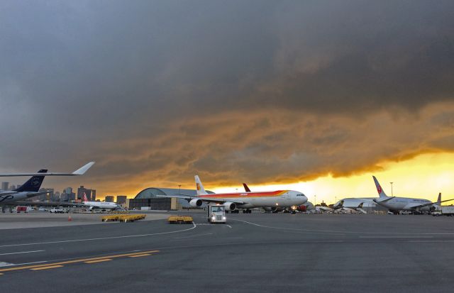 Airbus A340-600 (EC-IZX) - Iberia A340-600 stormy taxi