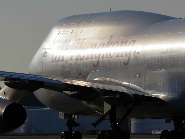 Boeing 747-400 (B-HOU) - I take a picture on Dec 25, 2016.br /Whole stay which prepares for the next flight, and is a long time.br /Reflected heat of the sunset is beautiful.