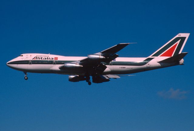 Boeing 747-200 (I-DEMN) - Final Approach to Narita Intl Airport Rwy34L on 2001/09/24