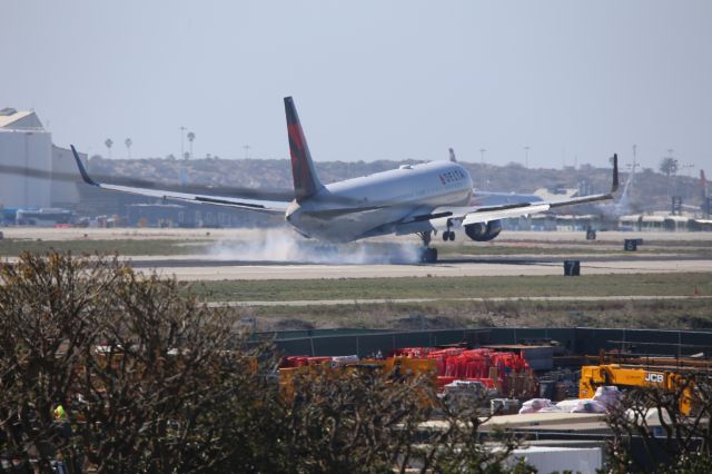 BOEING 767-300 (N199DN)