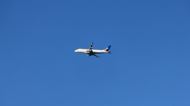 EMBRAER 175 (long wing) (N725YX)