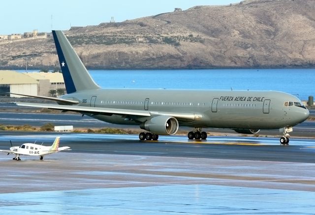 BOEING 767-300 (N985)