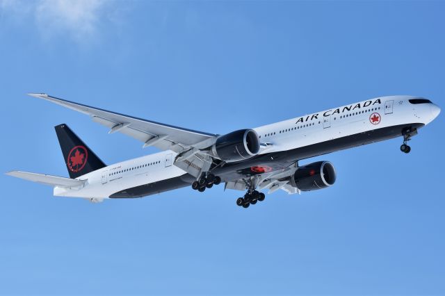 BOEING 777-300ER (C-FIUR) - Air Canada Boeing 777-333(ER) arriving at YYC on Feb 25.