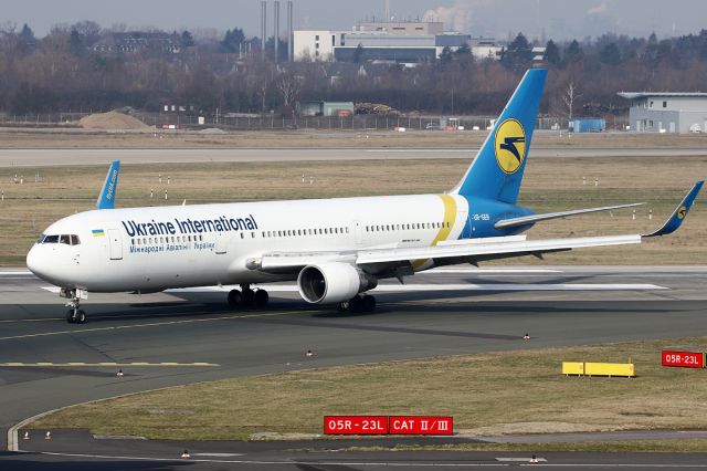 BOEING 767-300 (UR-GEB)