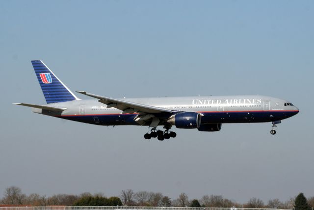 Boeing 777-200 (N228UA) - On final approach for R09L on 07-Mar-11 operating flight UAL930 from KSFO.