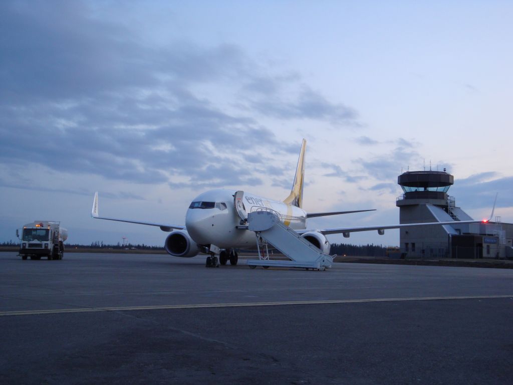 Boeing 737-700 (C-GOEJ) - EnerJet making its second stop of the day into Fort McMurray