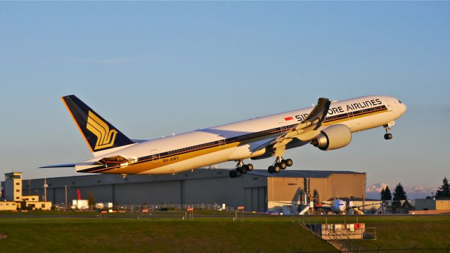 BOEING 777-300 (9V-SWV) - SIA8877 climbs from Rwy 16R beginning its delivery flight to Singapore (WSSS / SIN) on 9.26.13. (LN:1136 cn 42236).