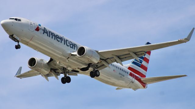 Boeing 737-800 (N945AN) - An American Airlines Boeing 737-823(WL) on short final for Indianapolis Intl. br /br /9/20/23