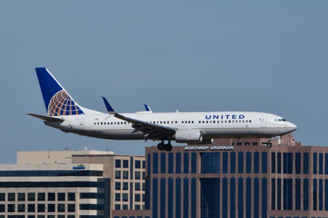 Boeing 737-800 (N77296) - Landing RWY 19L