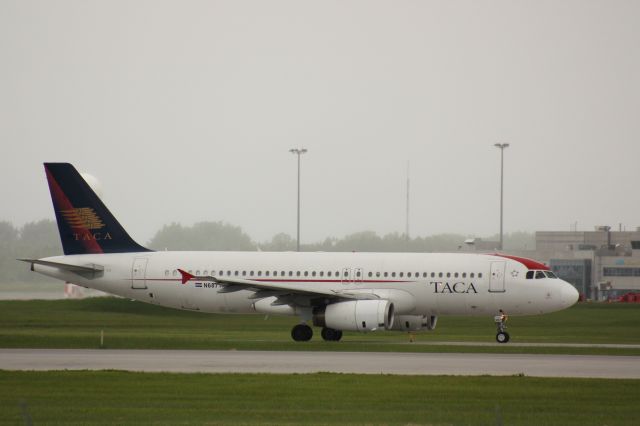 Airbus A320 (N687TA) - Taxiing to RWY 24L for departure.