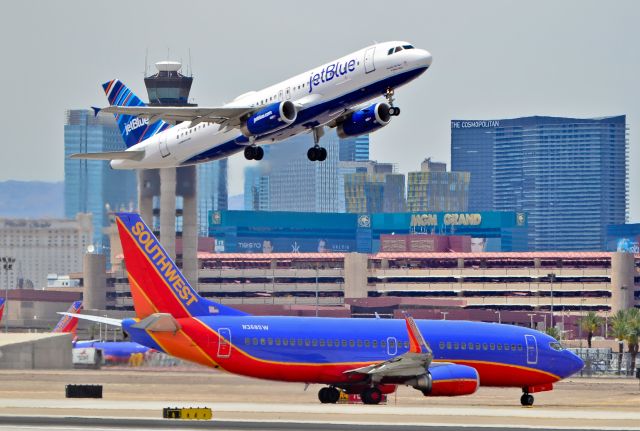 BOEING 737-300 (N368SW) - N368SW Southwest Airlines 1993 Boeing 737-3H4 (cn 26579/2473) -  N794JB JetBlue Airways Airbus A320-232  (cn 4904) Pretty Fly For A Blue Guy - Las Vegas - McCarran International (LAS / KLAS)br /USA - Nevada, June 20, 2011br /Photo: Tomás Del Coro