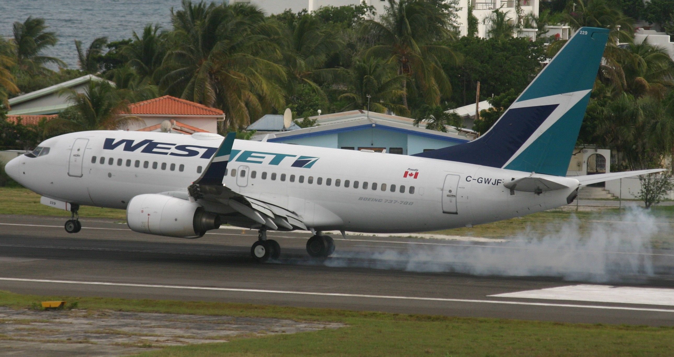 Boeing 737-700 (C-GWJF)