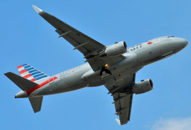 Airbus A320 (N9022G)
