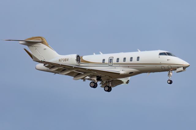 Canadair Challenger 350 (N70BV)