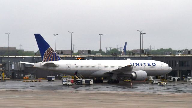 Boeing 777-200 (N27015) - United Airlines Boeing 777-224ER N27015 in Washington Dulles