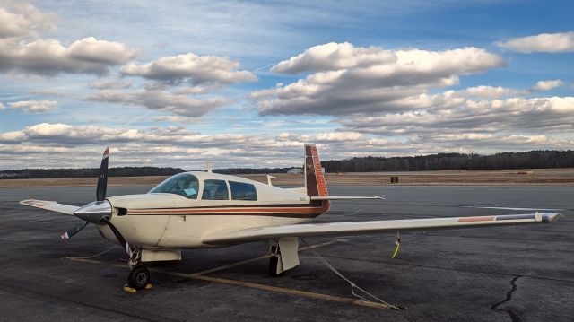 Mooney M-20 (N5201N) - We have a pretty Mooney visitor to Smallsbury.