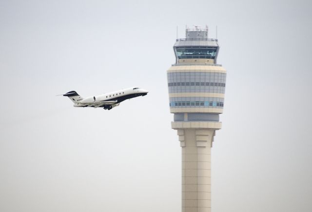 Bombardier Challenger 300 (N411ST)