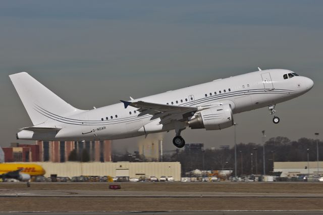 Airbus A319 (G-NOAH)