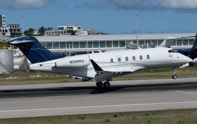 Bombardier Challenger 300 (N350HJ)